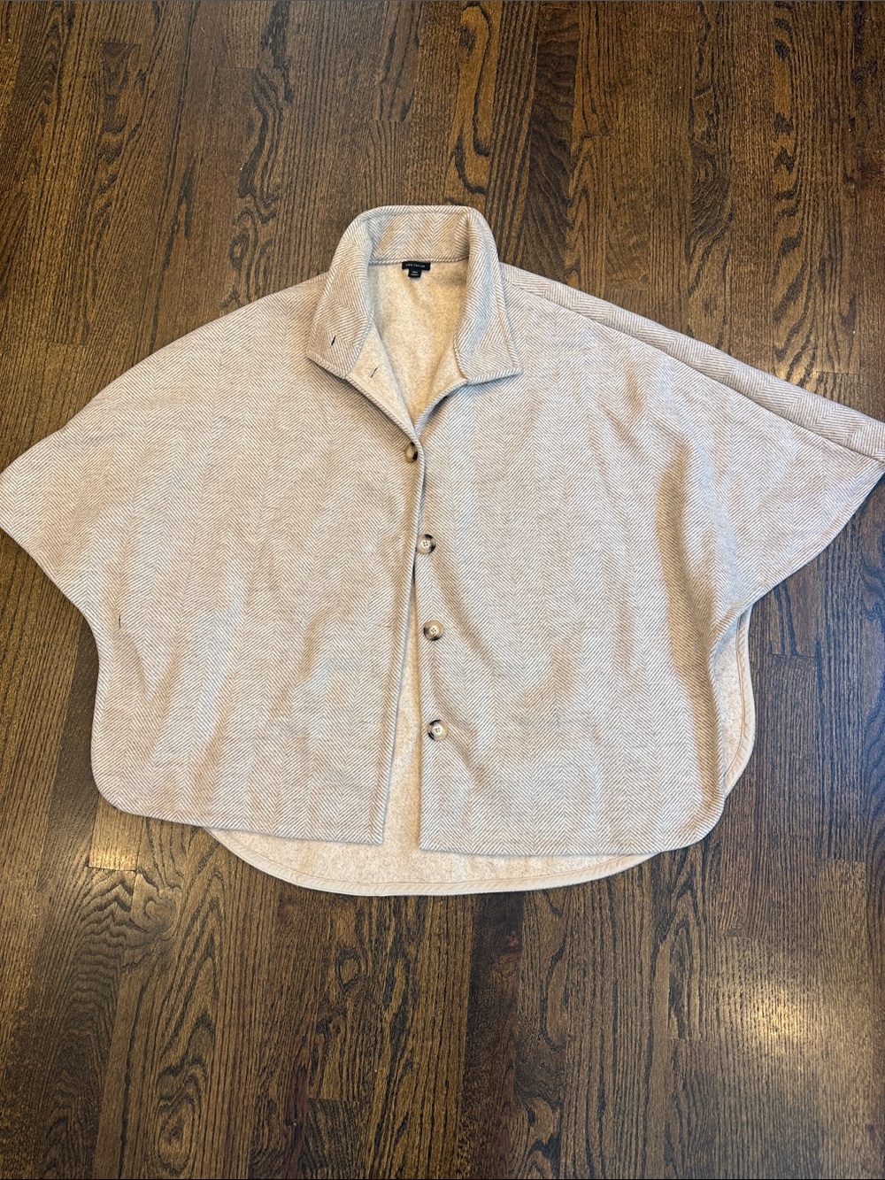 Women’s and Taylor extra small small Light Beige Button-Front Cape Shirt